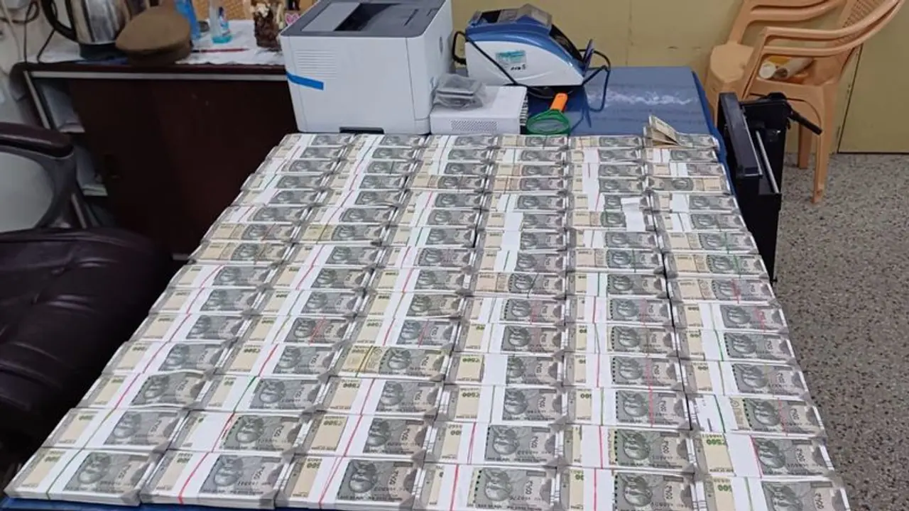 ಒಟಿಟಿ ಫಾರ್ಝಿ ಸೀರಿಸ್ನಿಂದ ಪ್ರೇರಿತ, ಬಾಲಿವುಡ್ ರೀಲ್ನ್ನು ರಿಯಲ್ ಮಾಡಲು ಹೋಗಿ ಸಿಕ್ಕಿ ಬಿದ್ದ ಖದೀಮರು! ಒಟಿಟಿ ಫಾರ್ಝಿ ಸೀರಿಸ್ನಿಂದ ಪ್ರೇರಿತ, ಬಾಲಿವುಡ್ ರೀಲ್ನ್ನು ರಿಯಲ್ ಮಾಡಲು ಹೋಗಿ ಸಿಕ್ಕಿ ಬಿದ್ದ ಖದೀಮರು!