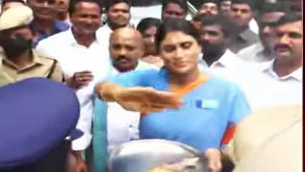 లోటస్ పాండ్ వద్ద ఆసక్తికర సన్నివేశం: పోలీసులకు హరతి ఇచ్చిన వైఎస్ షర్మిల లోటస్ పాండ్ వద్ద ఆసక్తికర సన్నివేశం: పోలీసులకు హరతి ఇచ్చిన వైఎస్ షర్మిల