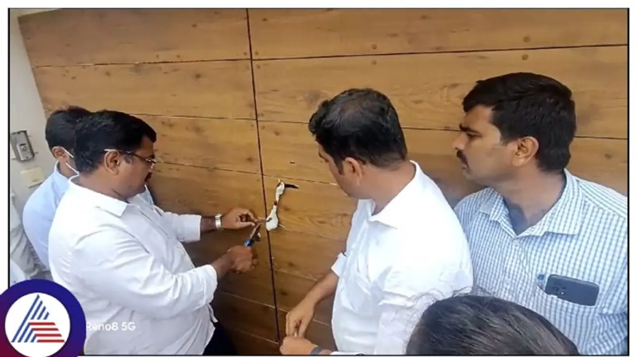 ಬೀಗ ತೆಗೆಯದ ಭ್ರಷ್ಟ ಅಧಿಕಾರಿ ಮನೆ ಸೀಜ್, ಪುತ್ರನ ಕೈಯಲ್ಲಿ ಕೀ ಕೊಟ್ಟು ಕಳುಹಿಸಿದ ಬಳಿಕ ಲೋಕಾಯುಕ್ತ ಶೋಧ ಬೀಗ ತೆಗೆಯದ ಭ್ರಷ್ಟ ಅಧಿಕಾರಿ ಮನೆ ಸೀಜ್, ಪುತ್ರನ ಕೈಯಲ್ಲಿ ಕೀ ಕೊಟ್ಟು ಕಳುಹಿಸಿದ ಬಳಿಕ ಲೋಕಾಯುಕ್ತ ಶೋಧ