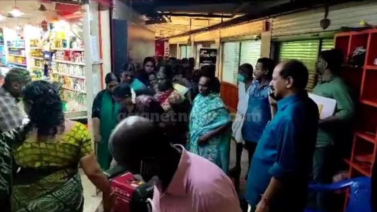 സപ്ലൈകോ തുറക്കാൻ വൈകി, മന്ത്രി നേരിട്ടെത്തിയപ്പോൾ കണ്ടത് ക്യൂ നിൽക്കുന്ന ആളുകളെ, ഉദ്യോഗസ്ഥർക്ക് ശകാരം സപ്ലൈകോ തുറക്കാൻ വൈകി, മന്ത്രി നേരിട്ടെത്തിയപ്പോൾ കണ്ടത് ക്യൂ നിൽക്കുന്ന ആളുകളെ, ഉദ്യോഗസ്ഥർക്ക് ശകാരം