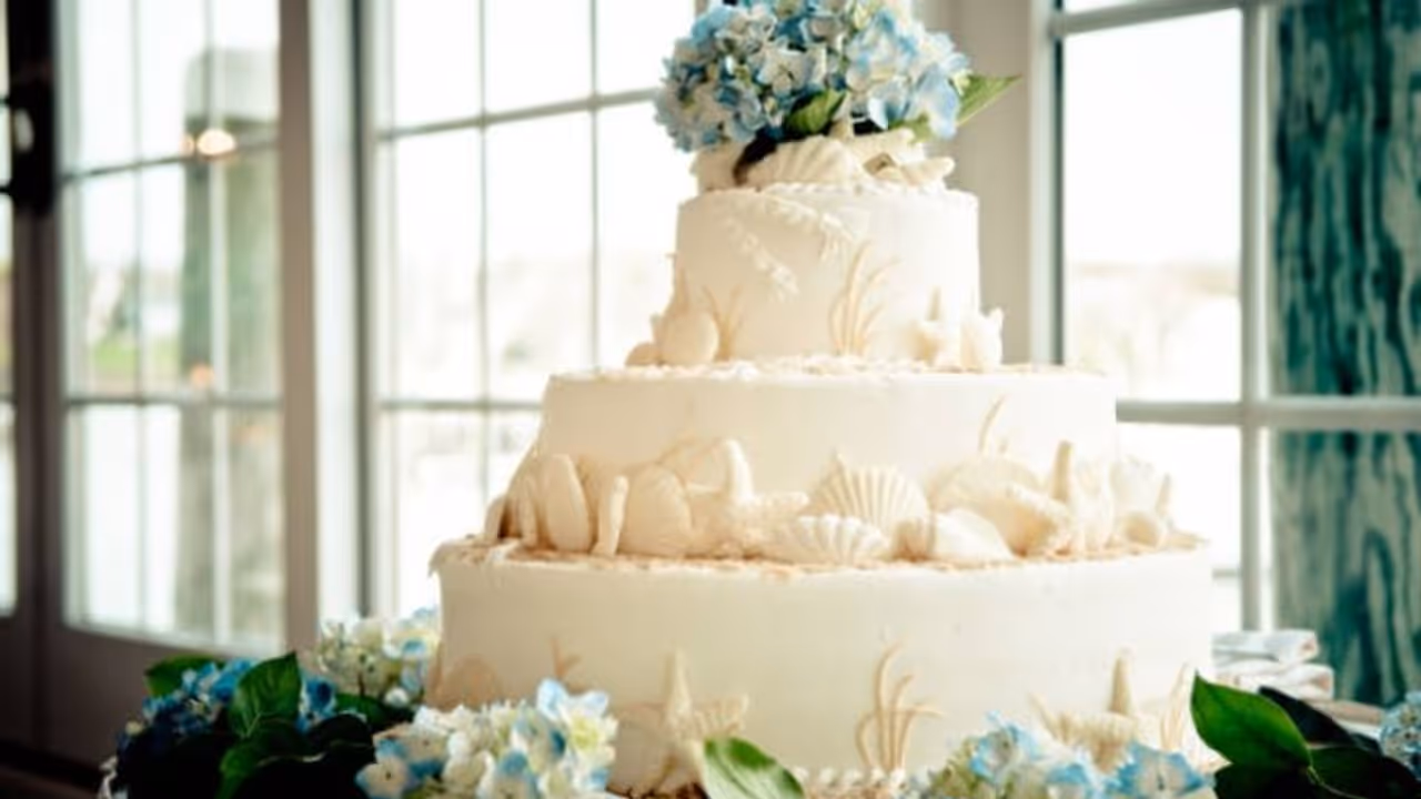 കേക്ക് ബലമായി മുഖത്ത് തേച്ചു; വിവാഹപ്പിറ്റേന്ന് തന്നെ ഡിവോഴ്സിനൊരുങ്ങി വധു കേക്ക് ബലമായി മുഖത്ത് തേച്ചു; വിവാഹപ്പിറ്റേന്ന് തന്നെ ഡിവോഴ്സിനൊരുങ്ങി വധു