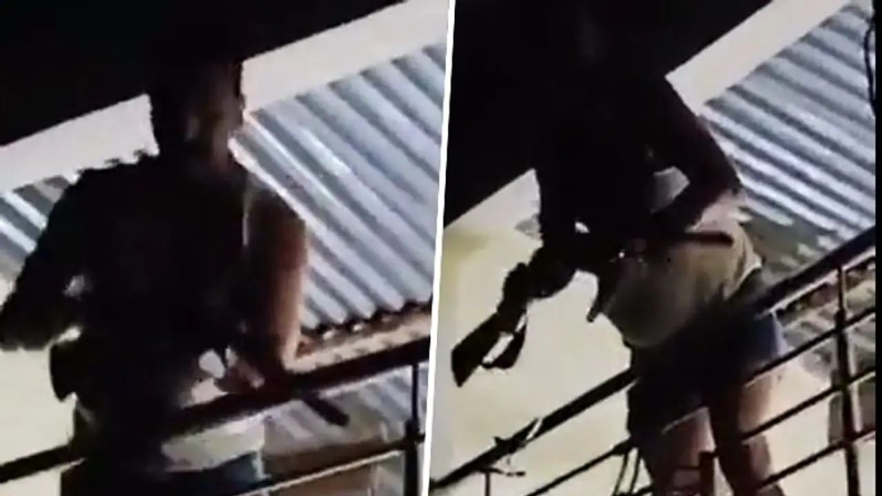 ಸಾಕು ನಾಯಿಗಳ ವಿಚಾರವಾಗಿ ಜಗಳ: ಬಾಲ್ಕನಿಯಿಂದ್ಲೇ 8 ಜನರಿಗೆ ಶೂಟ್ ಮಾಡಿದ ಭದ್ರತಾ ಸಿಬ್ಬಂದಿ! ಸಾಕು ನಾಯಿಗಳ ವಿಚಾರವಾಗಿ ಜಗಳ: ಬಾಲ್ಕನಿಯಿಂದ್ಲೇ 8 ಜನರಿಗೆ ಶೂಟ್ ಮಾಡಿದ ಭದ್ರತಾ ಸಿಬ್ಬಂದಿ!