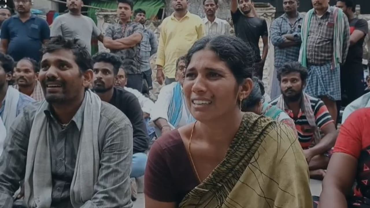 పల్నాడులో ఇంటర్ యువతి మిస్సింగ్... కన్నీటితో కాలేజీముందు పేరెంట్స్ ఆందోళన (వీడియో) పల్నాడులో ఇంటర్ యువతి మిస్సింగ్... కన్నీటితో కాలేజీముందు పేరెంట్స్ ఆందోళన (వీడియో)