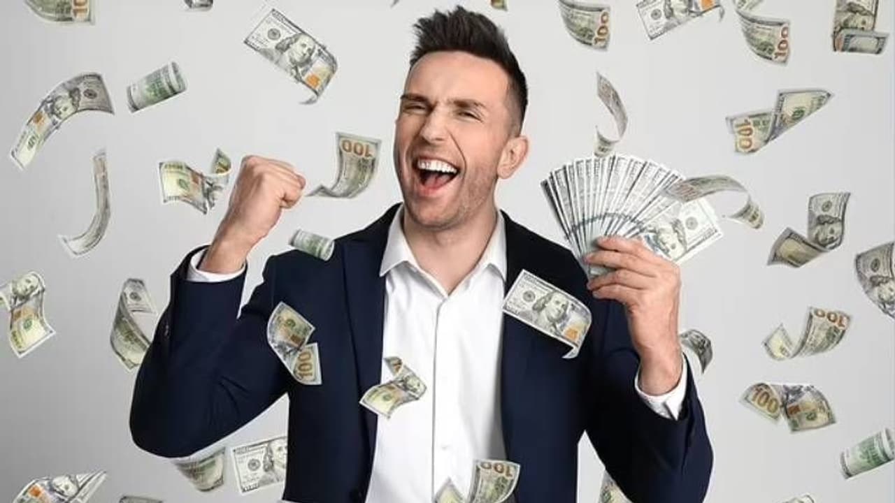 ஒரே நாளில் ரூ.8700 கோடி சம்பாதித்த பெரும் பணக்காரர்.. அவரின் சொத்து மதிப்பு ரூ.4,34,600 கோடி!