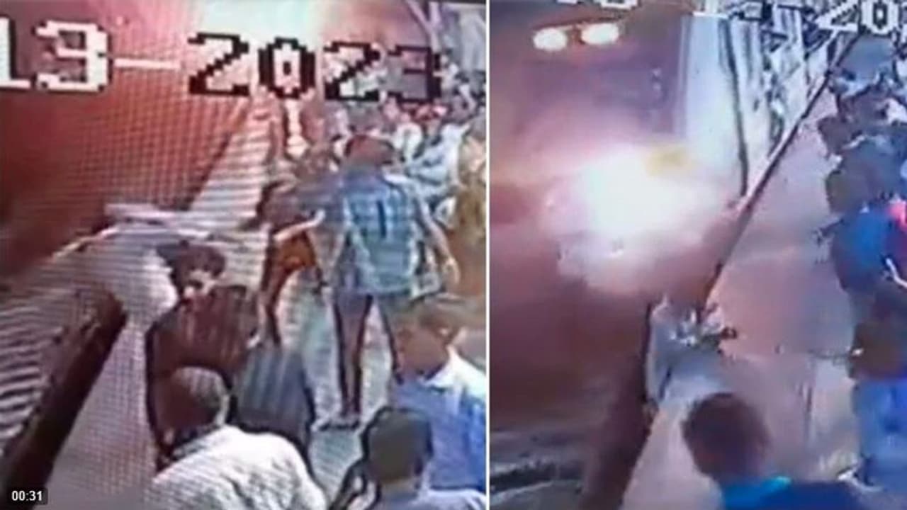 ಕೆನ್ನೆಗೆ ಬಿದ್ದ ಏಟಿಗೆ ರೈಲ್ವೆ ಹಳಿಗೆ ಬಿದ್ದವನ ಮೇಲೆ ಹರಿದ ರೈಲು: ವೈರಲ್ ವೀಡಿಯೋ ಕೆನ್ನೆಗೆ ಬಿದ್ದ ಏಟಿಗೆ ರೈಲ್ವೆ ಹಳಿಗೆ ಬಿದ್ದವನ ಮೇಲೆ ಹರಿದ ರೈಲು: ವೈರಲ್ ವೀಡಿಯೋ