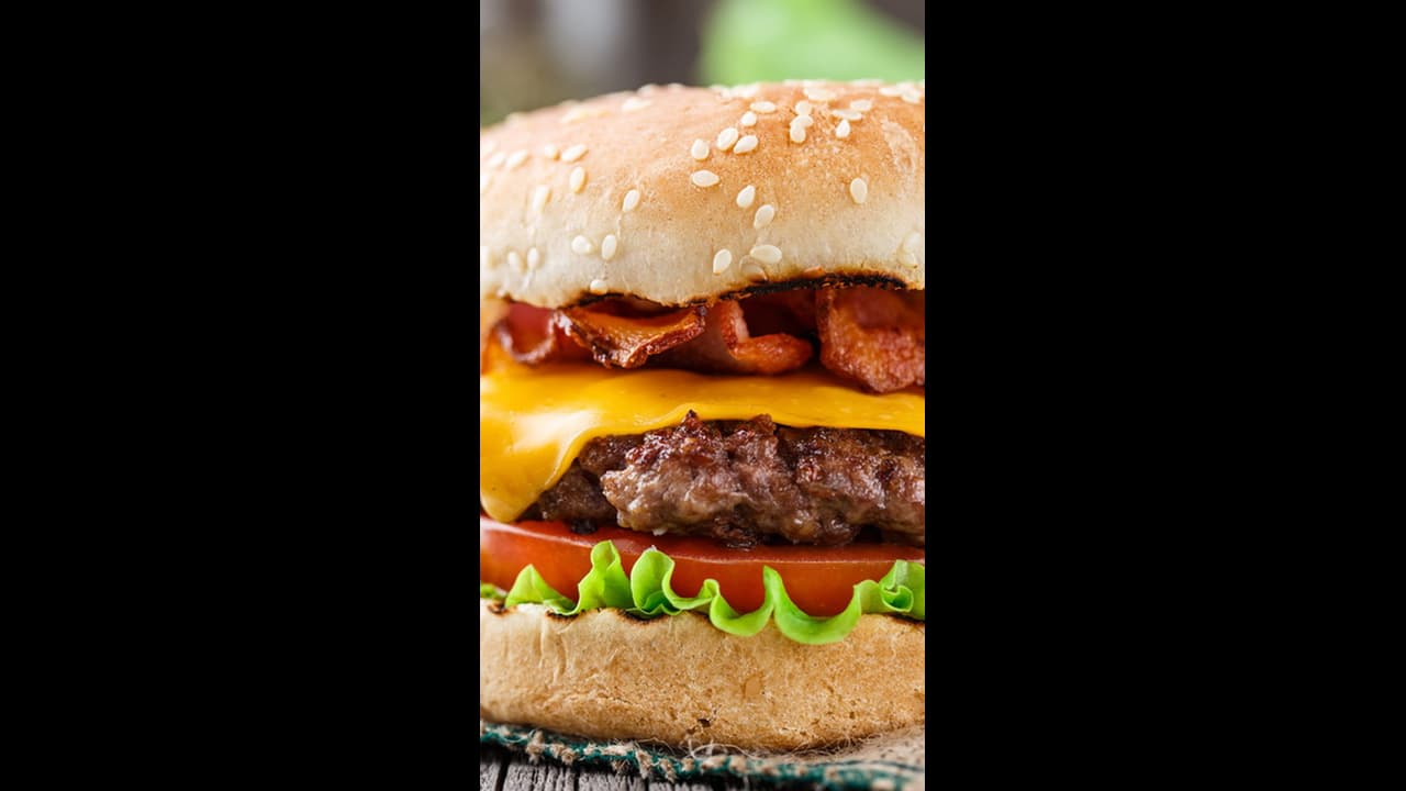 ಬರ್ಗರ್ ನೀಡಿ ಯುವತಿ ಮನಗೆದ್ದ 20 ವರ್ಷದ ಹಿರಿಯ… ಪಾಕಿಸ್ತಾನದಲ್ಲಿ ಇಷ್ಟು ಅಗ್ಗವಾ ಪ್ರೀತಿ? ಬರ್ಗರ್ ನೀಡಿ ಯುವತಿ ಮನಗೆದ್ದ 20 ವರ್ಷದ ಹಿರಿಯ… ಪಾಕಿಸ್ತಾನದಲ್ಲಿ ಇಷ್ಟು ಅಗ್ಗವಾ ಪ್ರೀತಿ?