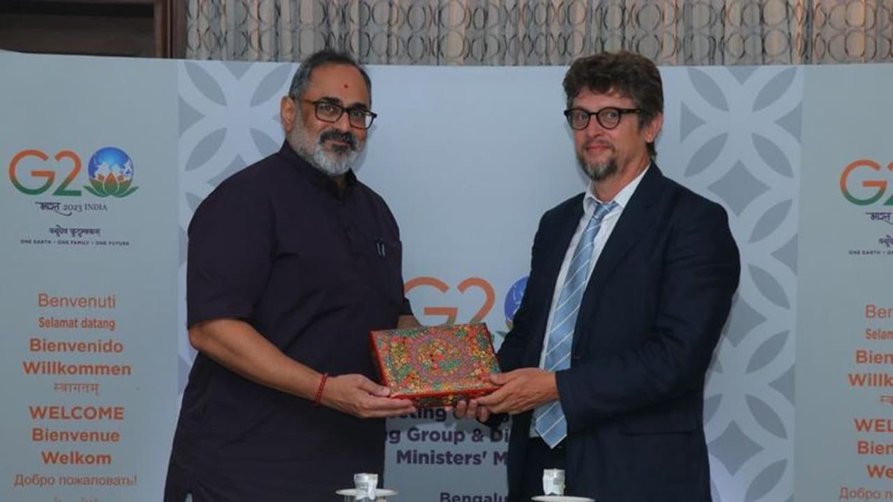 భావి సాంకేతిక అభివృద్ధిలో అన్ని దేశాల పాత్ర ఉండాలి: నాలుగు దేశాల మంత్రులతో కేంద్రమంత్రి రాజీవ్ చంద్రశేఖర్ భేటీ భావి సాంకేతిక అభివృద్ధిలో అన్ని దేశాల పాత్ర ఉండాలి: నాలుగు దేశాల మంత్రులతో కేంద్రమంత్రి రాజీవ్ చంద్రశేఖర్ భేటీ