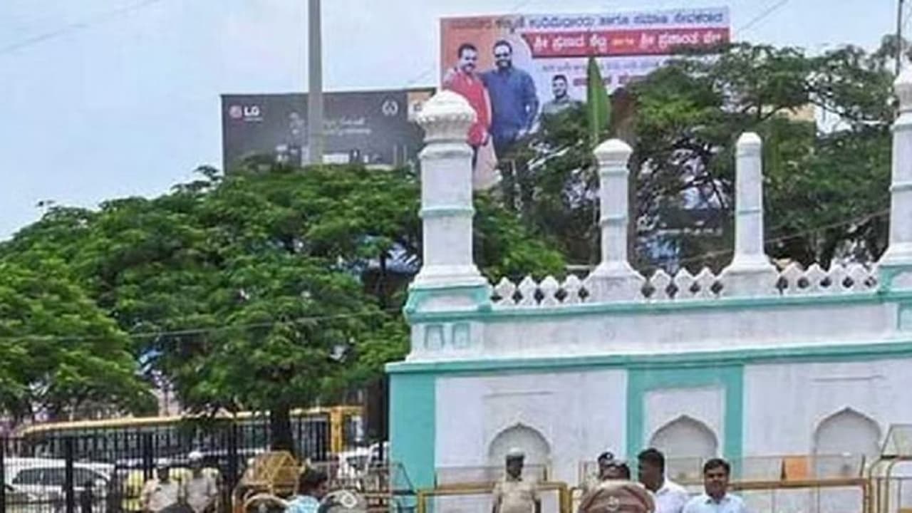 ಮತ್ತೆ ಮುನ್ನಲೆಗೆ ಬಂದ ಈದ್ಗಾ ಮೈದಾನ ವಿವಾದ: ಗಣೇಶೋತ್ಸವಕ್ಕೆ ಅನುಮತಿ ನೀಡುವಂತೆ ಪಾಲಿಕೆಗೆ ಮನವಿ ಮತ್ತೆ ಮುನ್ನಲೆಗೆ ಬಂದ ಈದ್ಗಾ ಮೈದಾನ ವಿವಾದ: ಗಣೇಶೋತ್ಸವಕ್ಕೆ ಅನುಮತಿ ನೀಡುವಂತೆ ಪಾಲಿಕೆಗೆ ಮನವಿ