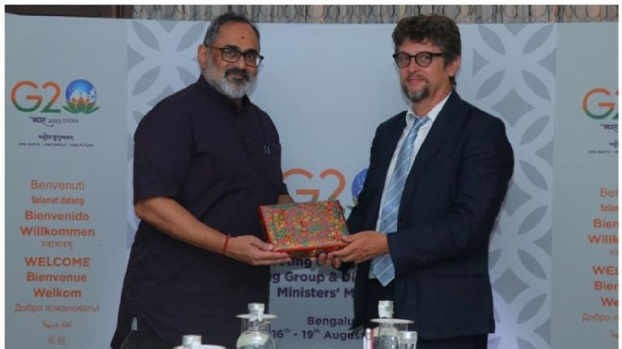 നാല് രാജ്യങ്ങളില് നിന്നുള്ള മന്ത്രിതല പ്രതിനിധികളുമായി കേന്ദ്ര മന്ത്രി രാജീവ് ചന്ദ്രശേഖര് ചര്ച്ച നടത്തി നാല് രാജ്യങ്ങളില് നിന്നുള്ള മന്ത്രിതല പ്രതിനിധികളുമായി കേന്ദ്ര മന്ത്രി രാജീവ് ചന്ദ്രശേഖര് ചര്ച്ച നടത്തി