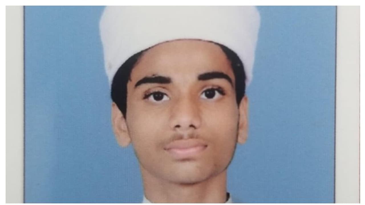 പള്ളിക്കുളത്തിൽ കുളിക്കുന്നതിനിടെ അറബിക് കോളേജ് വിദ്യാർത്ഥി മുങ്ങി മരിച്ചു പള്ളിക്കുളത്തിൽ കുളിക്കുന്നതിനിടെ അറബിക് കോളേജ് വിദ്യാർത്ഥി മുങ്ങി മരിച്ചു