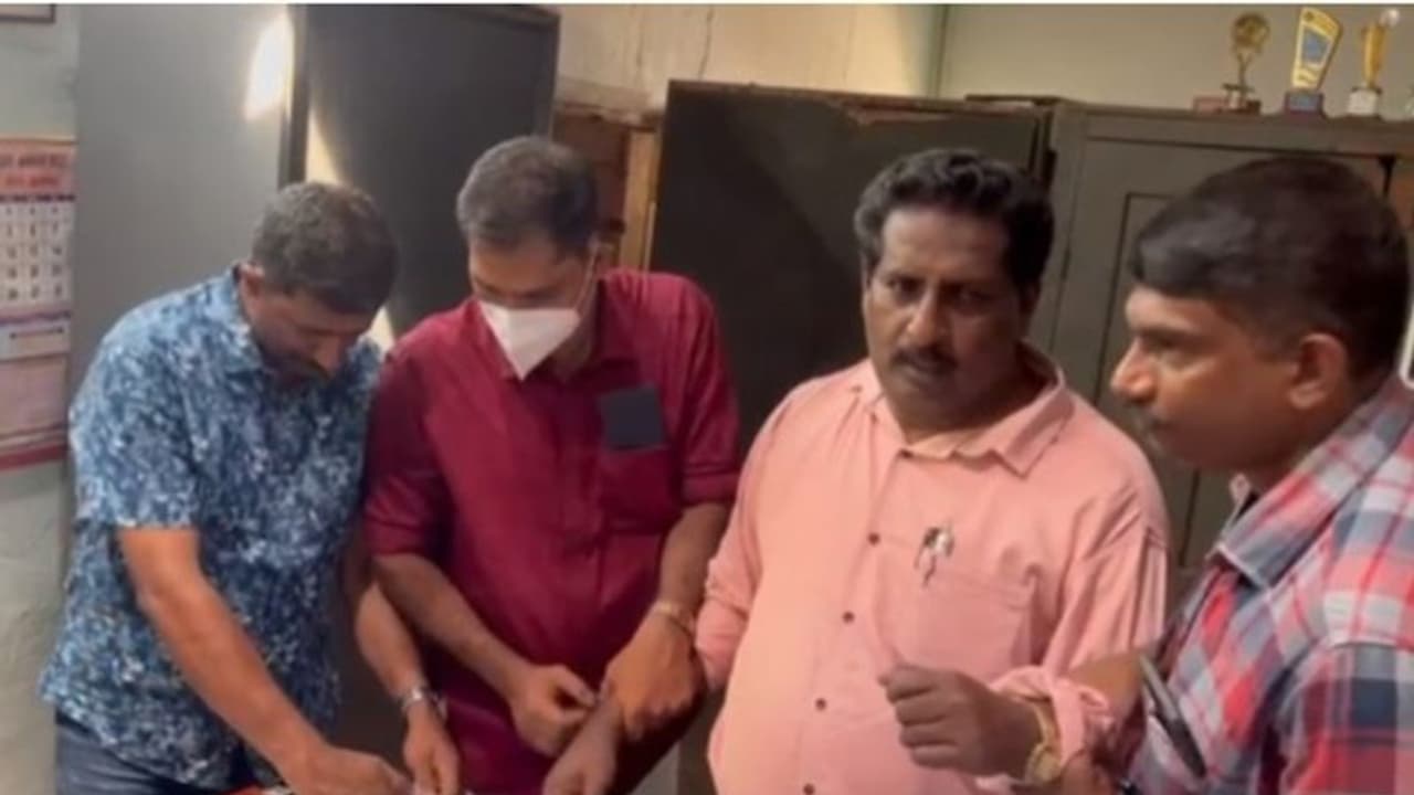 അധ്യാപികയിൽ നിന്ന് കൈക്കൂലി വാങ്ങിയ സംഭവത്തിൽ എല്പി സ്കൂള് ഹെഡ്മാസ്റ്റർക്കും എഇഒയ്ക്കും സസ്പെൻഷൻ അധ്യാപികയിൽ നിന്ന് കൈക്കൂലി വാങ്ങിയ സംഭവത്തിൽ എല്പി സ്കൂള് ഹെഡ്മാസ്റ്റർക്കും എഇഒയ്ക്കും സസ്പെൻഷൻ