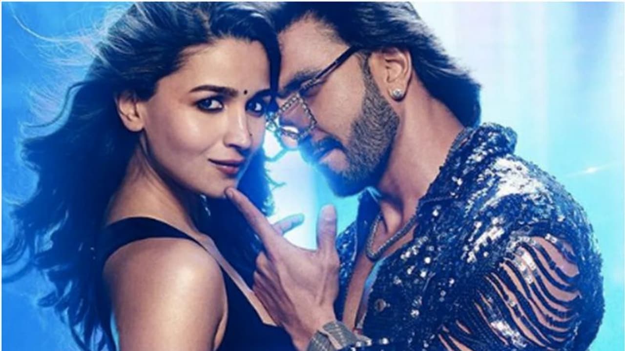 'റോക്കി'യും 'റാണി'യും അമ്പരപ്പിക്കുന്നു, 300 കോടി നേടിയെന്ന് റിപ്പോര്‍ട്ട്