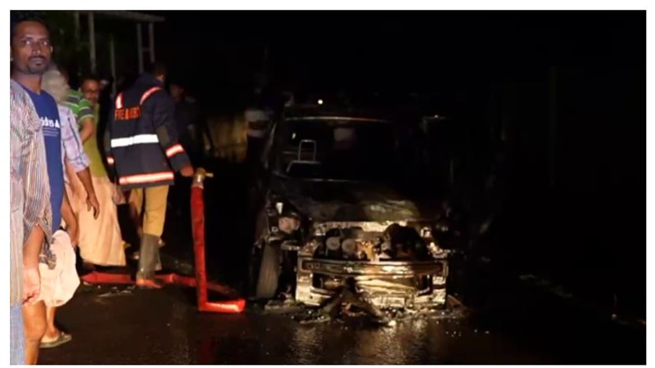 ഓടിക്കൊണ്ടിരുന്ന കാറിന്റെ മുൻ വശത്ത്‌ തീ, കാറിൽ മൂന്നുകുട്ടികൾ ഉൾപ്പെടെ കുടുംബം; രക്ഷപ്പെട്ടത് തലനാരിഴയ്ക്ക്