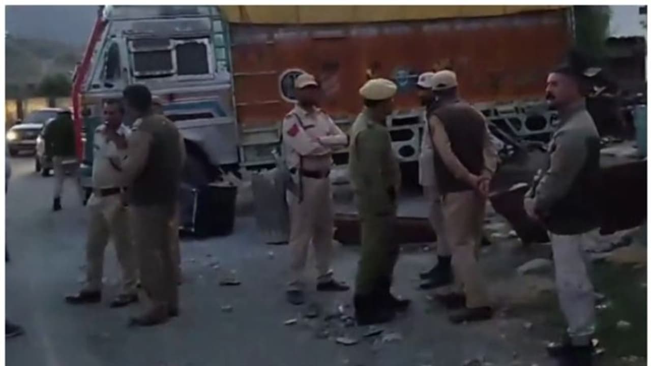 കാർഗിൽ സ്ഫോടനം: പൊട്ടാതെ കിടന്ന ഷെൽ പൊട്ടിത്തെറിച്ചെന്ന് നിഗമനം, വിശദമായ അന്വേഷണത്തിന് പൊലീസ് കാർഗിൽ സ്ഫോടനം: പൊട്ടാതെ കിടന്ന ഷെൽ പൊട്ടിത്തെറിച്ചെന്ന് നിഗമനം, വിശദമായ അന്വേഷണത്തിന് പൊലീസ്