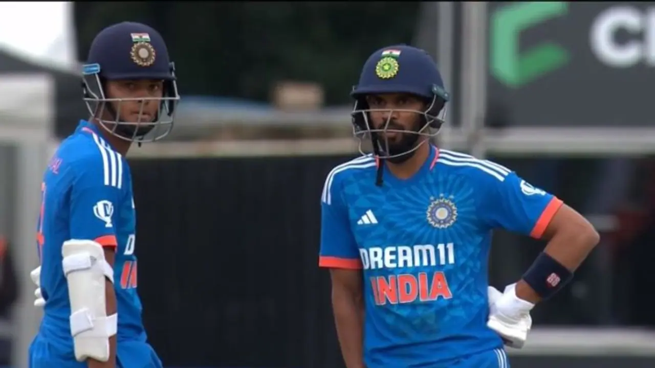 Jasprit Bumrah: டக் ஒர்த் லீவிஸ் முறைப்படி 2 ரன்களில் இந்தியா வெற்றி; முதல் போட்டியிலேயே மகுடம் சூடிய பும்ரா! Jasprit Bumrah: டக் ஒர்த் லீவிஸ் முறைப்படி 2 ரன்களில் இந்தியா வெற்றி; முதல் போட்டியிலேயே மகுடம் சூடிய பும்ரா!