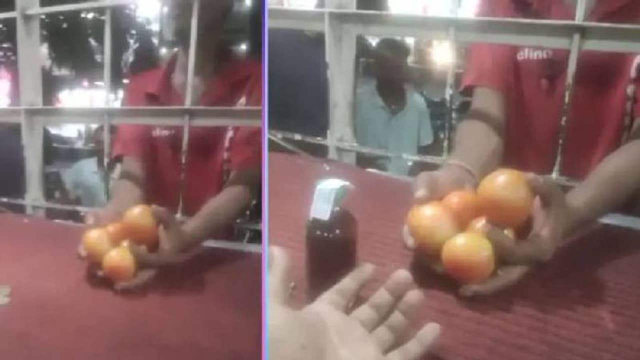 Viral video : പണത്തിന് പകരം മദ്യം വാങ്ങാൻ തക്കാളി, സോഷ്യൽ മീഡിയയിൽ ചിരി പടർത്തി വീഡിയോ Viral video : പണത്തിന് പകരം മദ്യം വാങ്ങാൻ തക്കാളി, സോഷ്യൽ മീഡിയയിൽ ചിരി പടർത്തി വീഡിയോ