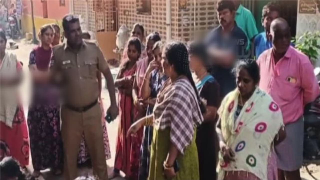 അപകടം പറ്റിയ അച്ഛനൊപ്പം അമ്മ ആശുപത്രിയിൽ, വീട്ടിൽ തീപടർന്ന് മുത്തശ്ശിയും 3 കുട്ടികളും വെന്തുമരിച്ചു അപകടം പറ്റിയ അച്ഛനൊപ്പം അമ്മ ആശുപത്രിയിൽ, വീട്ടിൽ തീപടർന്ന് മുത്തശ്ശിയും 3 കുട്ടികളും വെന്തുമരിച്ചു