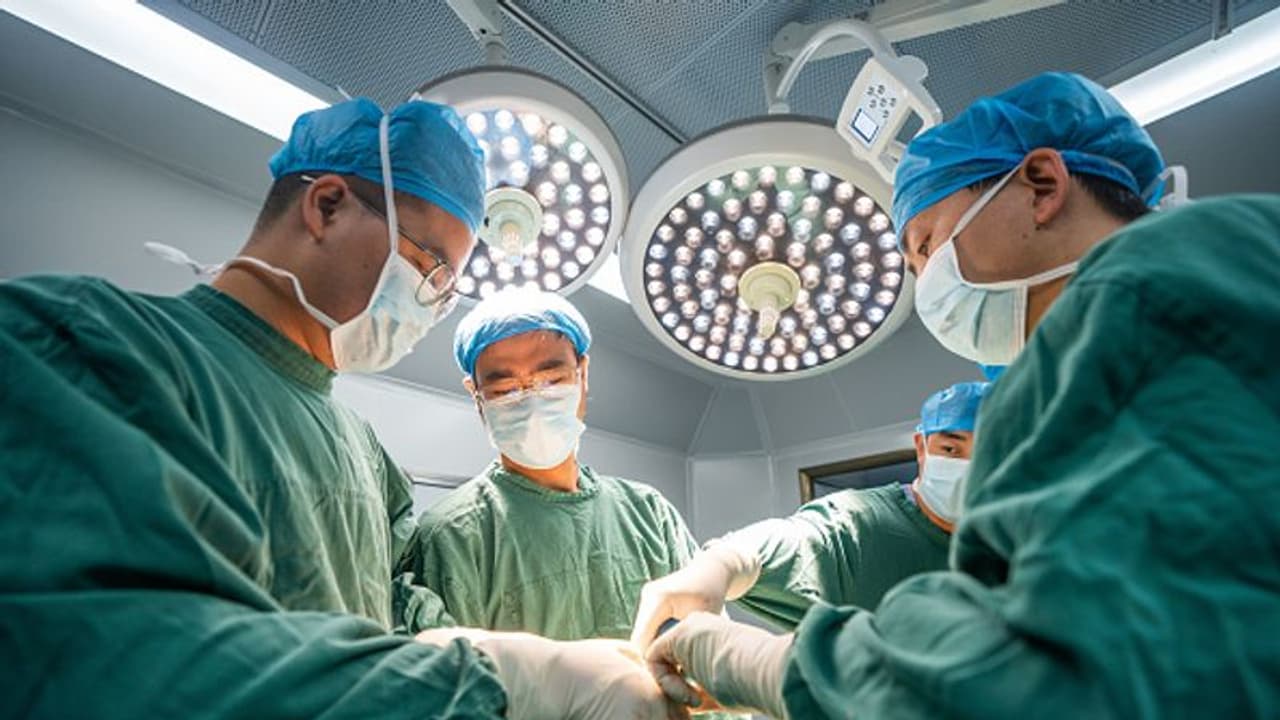 ఆమెకు ప్రాణం పోయడానికి కాసేపు ‘చంపేశారు’.. అరుదైన సర్జరీ విజయవంతం ఆమెకు ప్రాణం పోయడానికి కాసేపు ‘చంపేశారు’.. అరుదైన సర్జరీ విజయవంతం