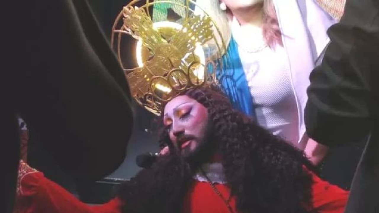 യേശുക്രിസ്തുവായി വേഷം ധരിച്ച് കർത്തൃപ്രാർത്ഥനയുടെ റോക്ക് പതിപ്പുമായി ഡ്രാഗ് ക്യൂന്, വൻ പ്രതിഷേധം യേശുക്രിസ്തുവായി വേഷം ധരിച്ച് കർത്തൃപ്രാർത്ഥനയുടെ റോക്ക് പതിപ്പുമായി ഡ്രാഗ് ക്യൂന്, വൻ പ്രതിഷേധം