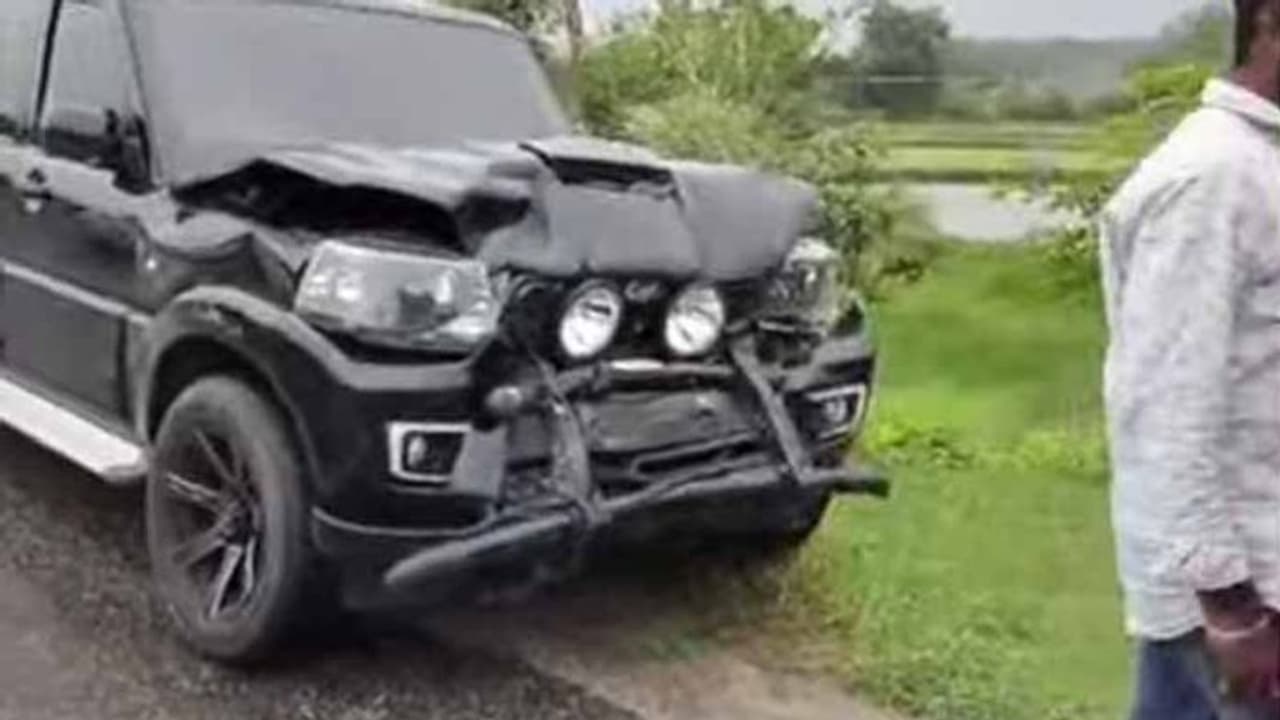 వల్లభనేని వంశీ కాన్వాయ్కి ప్రమాదం: ఎమ్మెల్యే సహా పలువురు సురక్షితం వల్లభనేని వంశీ కాన్వాయ్కి ప్రమాదం: ఎమ్మెల్యే సహా పలువురు సురక్షితం