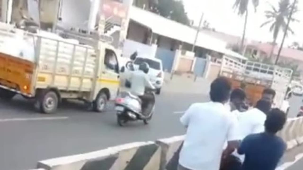 கோவையில் ஹாரன் அடித்ததால் கோபம்; வேன் ஓட்டுநரை தாக்கிய கார் ஓட்டுநர்!! கோவையில் ஹாரன் அடித்ததால் கோபம்; வேன் ஓட்டுநரை தாக்கிய கார் ஓட்டுநர்!!