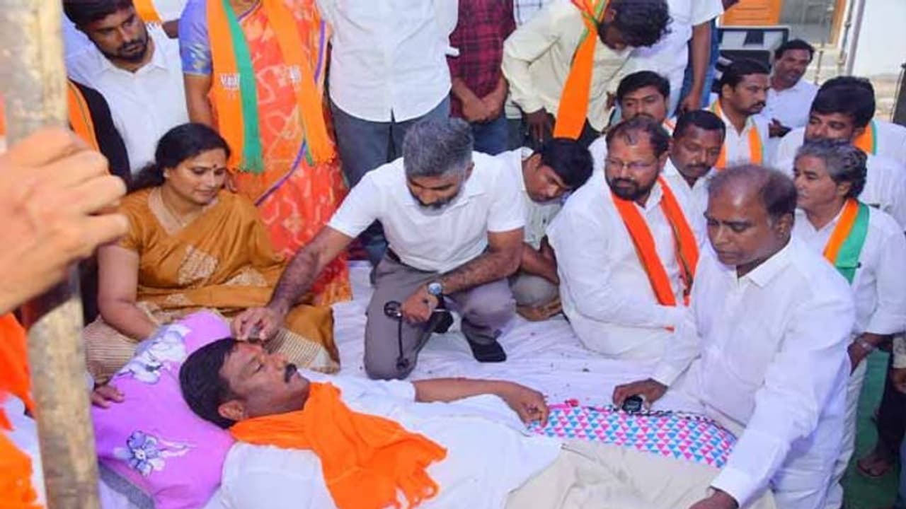 నిర్మల్ మాస్టర్ ప్లాన్: ఏలేటి మహేశ్వర్ రెడ్డి దీక్ష నాలుగో రోజుకు చేరిక, క్షీణిస్తున్న ఆరోగ్యం నిర్మల్ మాస్టర్ ప్లాన్: ఏలేటి మహేశ్వర్ రెడ్డి దీక్ష నాలుగో రోజుకు చేరిక, క్షీణిస్తున్న ఆరోగ్యం