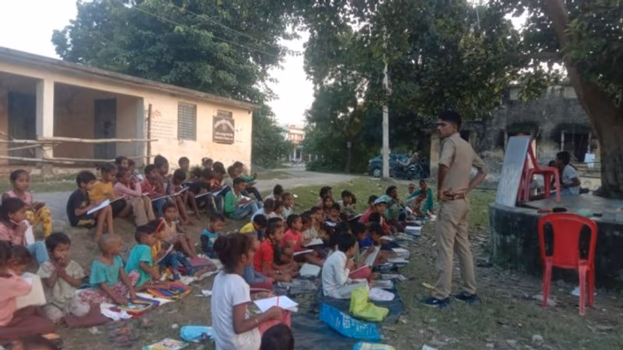 This constable opened a school for children and now he is a star for his students