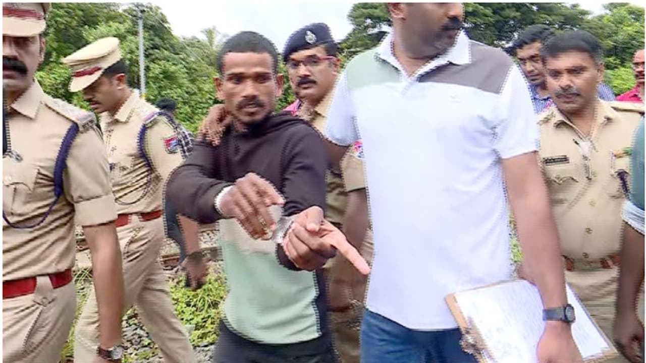 ഒരു ദിവസം കണ്ണൂരിൽ 2 ട്രെയിനുകൾക്ക് നേരെ കല്ലേറ്, നൂറിലേറെ സിസിടിവി ദൃശ്യങ്ങളിൽ നിന്ന് പ്രതിയെ പൊക്കി പൊലീസ് ഒരു ദിവസം കണ്ണൂരിൽ 2 ട്രെയിനുകൾക്ക് നേരെ കല്ലേറ്, നൂറിലേറെ സിസിടിവി ദൃശ്യങ്ങളിൽ നിന്ന് പ്രതിയെ പൊക്കി പൊലീസ്