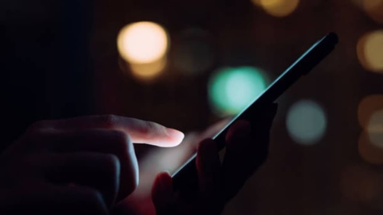 ആരാധിക്കുന്ന നടൻ ആണെന്ന് കരുതി ഓണ്ലൈനായി പ്രേമിച്ചു; ആള്മാറാട്ടം നീണ്ടത് ഒരു വര്ഷം ആരാധിക്കുന്ന നടൻ ആണെന്ന് കരുതി ഓണ്ലൈനായി പ്രേമിച്ചു; ആള്മാറാട്ടം നീണ്ടത് ഒരു വര്ഷം