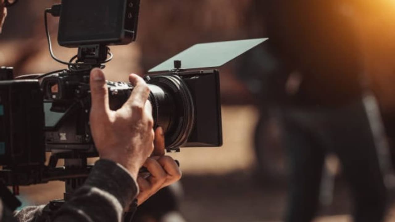 വിവാഹം ഷൂട്ട് ചെയ്യാനെത്തിയ ക്യാമറാമാൻ വൈറലായി; വീഡിയോ കണ്ടുനോക്കിക്കേ... വിവാഹം ഷൂട്ട് ചെയ്യാനെത്തിയ ക്യാമറാമാൻ വൈറലായി; വീഡിയോ കണ്ടുനോക്കിക്കേ...