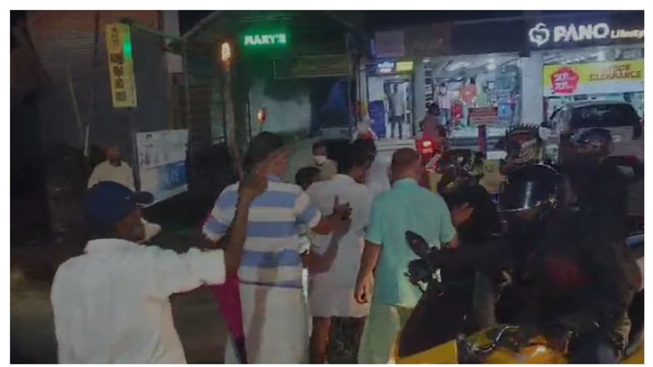 പ്രകടനത്തിനിടയിലേക്ക് ബൈക്കോടിച്ചു കയറ്റി; യുവാക്കളും കോൺഗ്രസ് പ്രവർത്തകരും തമ്മിൽ സംഘർഷം പ്രകടനത്തിനിടയിലേക്ക് ബൈക്കോടിച്ചു കയറ്റി; യുവാക്കളും കോൺഗ്രസ് പ്രവർത്തകരും തമ്മിൽ സംഘർഷം