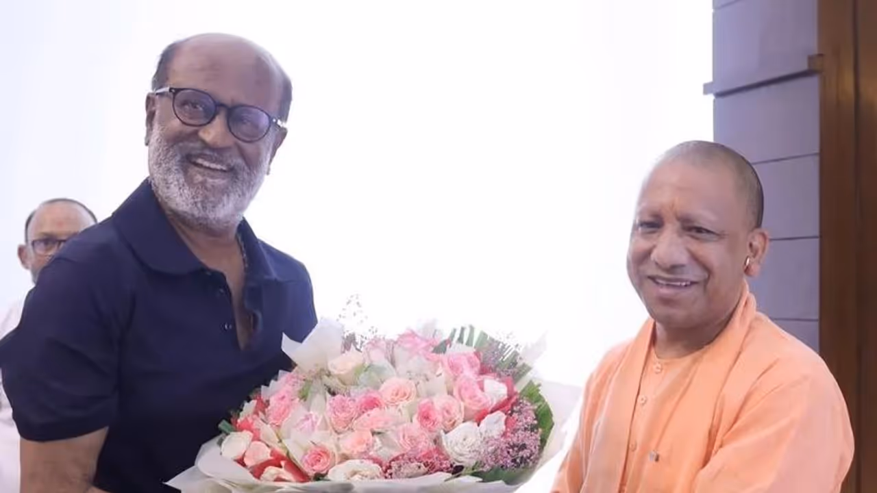 Rajinikanth visits Yogi Adityanath's home in Lucknow and touches CM's feet; video goes viral Rajinikanth visits Yogi Adityanath's home in Lucknow and touches CM's feet; video goes viral