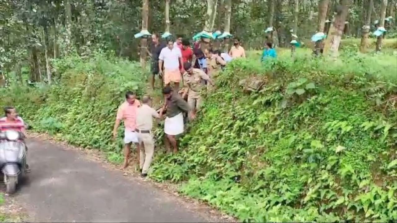 പോക്സോ കേസ് ഇരയായ പെൺകുട്ടിയെ വെട്ടിയ ശേഷം പ്രതി തൂങ്ങി മരിച്ചു പോക്സോ കേസ് ഇരയായ പെൺകുട്ടിയെ വെട്ടിയ ശേഷം പ്രതി തൂങ്ങി മരിച്ചു