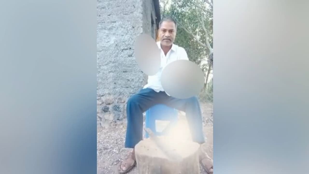 'വിരൽ മുറിച്ചു, നീതിയില്ലെങ്കിൽ ഓരോന്നായി മുറിക്കും'; സഹോദരന്റെയും ഭാര്യയുടെ മരണത്തിൽ മധ്യവയ്സകന്റെ പ്രതിഷേധം! 'വിരൽ മുറിച്ചു, നീതിയില്ലെങ്കിൽ ഓരോന്നായി മുറിക്കും'; സഹോദരന്റെയും ഭാര്യയുടെ മരണത്തിൽ മധ്യവയ്സകന്റെ പ്രതിഷേധം!