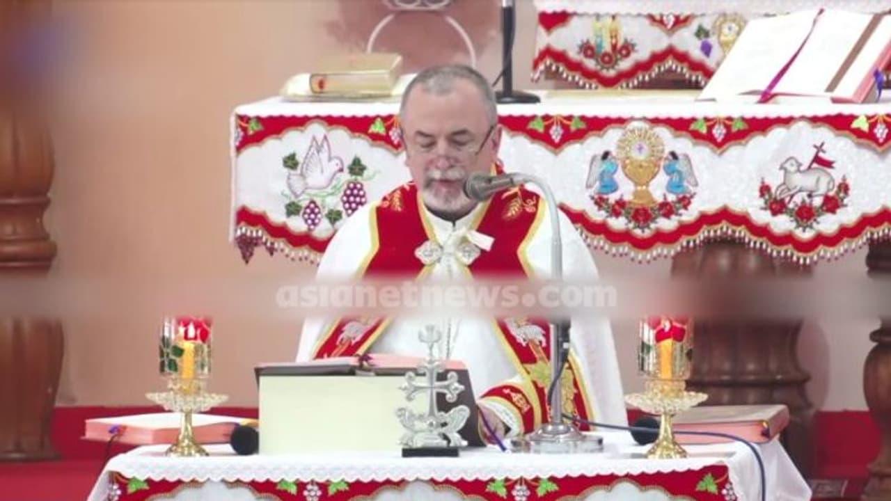 ഏകീകൃത കുർബാന നടപ്പായില്ല, ഭൂരിഭാഗം പള്ളികളിലും നടന്നത് ജനാഭിമുഖ കുർബാന; രണ്ടിടത്ത് വൈദികരെ തടഞ്ഞു ഏകീകൃത കുർബാന നടപ്പായില്ല, ഭൂരിഭാഗം പള്ളികളിലും നടന്നത് ജനാഭിമുഖ കുർബാന; രണ്ടിടത്ത് വൈദികരെ തടഞ്ഞു