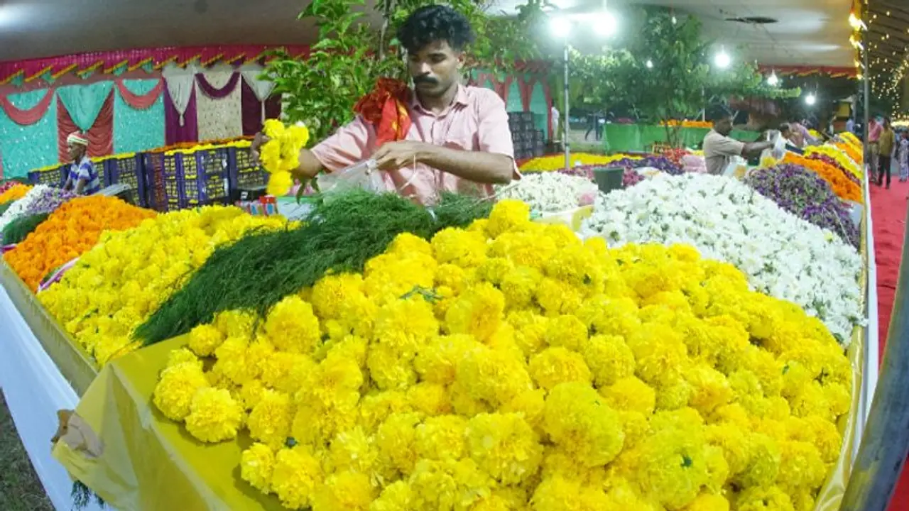 கார்த்திகை தீபத் திருவிழா.! உச்சத்தை தொட்ட பூக்களின் விலை... மல்லிகை, முல்லைப் பூ விலை என்ன தெரியுமா.?