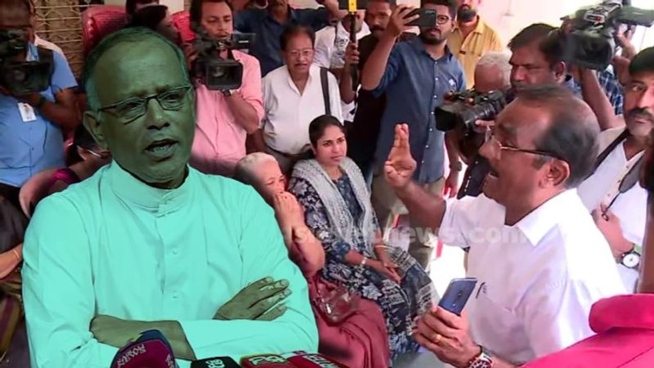 വിമത പ്രതിഷേധം ശക്തം: എറണാകുളം സെന്റ് മേരീസ് ബസിലിക്കയിൽ ഏകീകൃത കുർബാന ഉപേക്ഷിച്ചു വിമത പ്രതിഷേധം ശക്തം: എറണാകുളം സെന്റ് മേരീസ് ബസിലിക്കയിൽ ഏകീകൃത കുർബാന ഉപേക്ഷിച്ചു