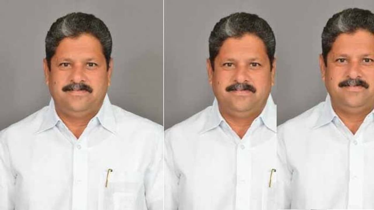 బీఆర్ఎస్లో టిక్కెట్ల లొల్లిలో ట్విస్ట్: వైరా మాజీ ఎమ్మెల్యే మదన్ లాల్ మహిళతో సన్నిహితంగా ఉన్న ఫోటోలు వైరల్ బీఆర్ఎస్లో టిక్కెట్ల లొల్లిలో ట్విస్ట్: వైరా మాజీ ఎమ్మెల్యే మదన్ లాల్ మహిళతో సన్నిహితంగా ఉన్న ఫోటోలు వైరల్