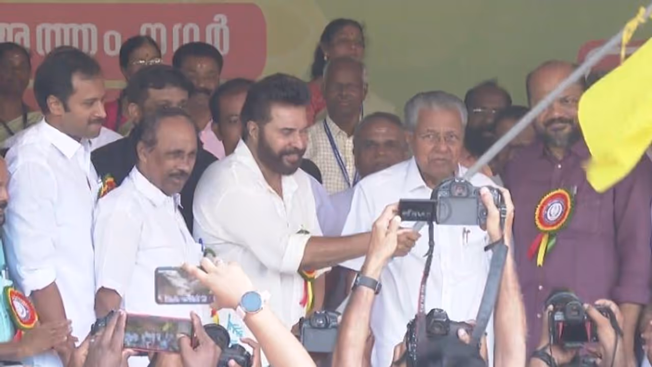 അത്തച്ചമയം കേരളത്തിന്റെ ടാഗ് ലൈന് ആക്കണം, ടൂറിസ്റ്റുകളെ ആകര്ഷിക്കുന്ന ആഘോഷമാക്കി മാറ്റണമെന്ന് മമ്മൂട്ടി അത്തച്ചമയം കേരളത്തിന്റെ ടാഗ് ലൈന് ആക്കണം, ടൂറിസ്റ്റുകളെ ആകര്ഷിക്കുന്ന ആഘോഷമാക്കി മാറ്റണമെന്ന് മമ്മൂട്ടി