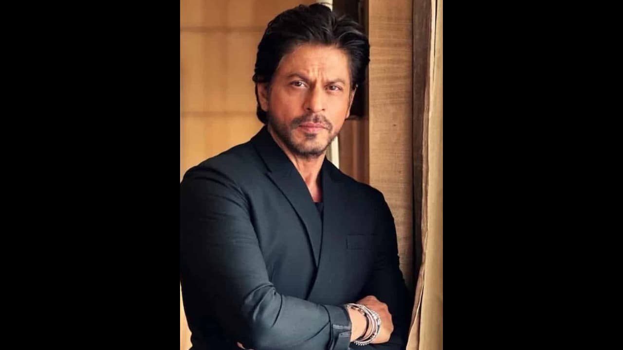 ನನ್ನ ಹೆಂಡ್ತಿಯನ್ನೇ ಸಂಭಾಳಿಸಲಿಕ್ಕೆ ಆಗ್ತಿಲ್ಲ; ಫ್ಯಾನ್ಸ್ ಎದುರು ಶಾರುಖ್ ವೇದನೆ! ನನ್ನ ಹೆಂಡ್ತಿಯನ್ನೇ ಸಂಭಾಳಿಸಲಿಕ್ಕೆ ಆಗ್ತಿಲ್ಲ; ಫ್ಯಾನ್ಸ್ ಎದುರು ಶಾರುಖ್ ವೇದನೆ!