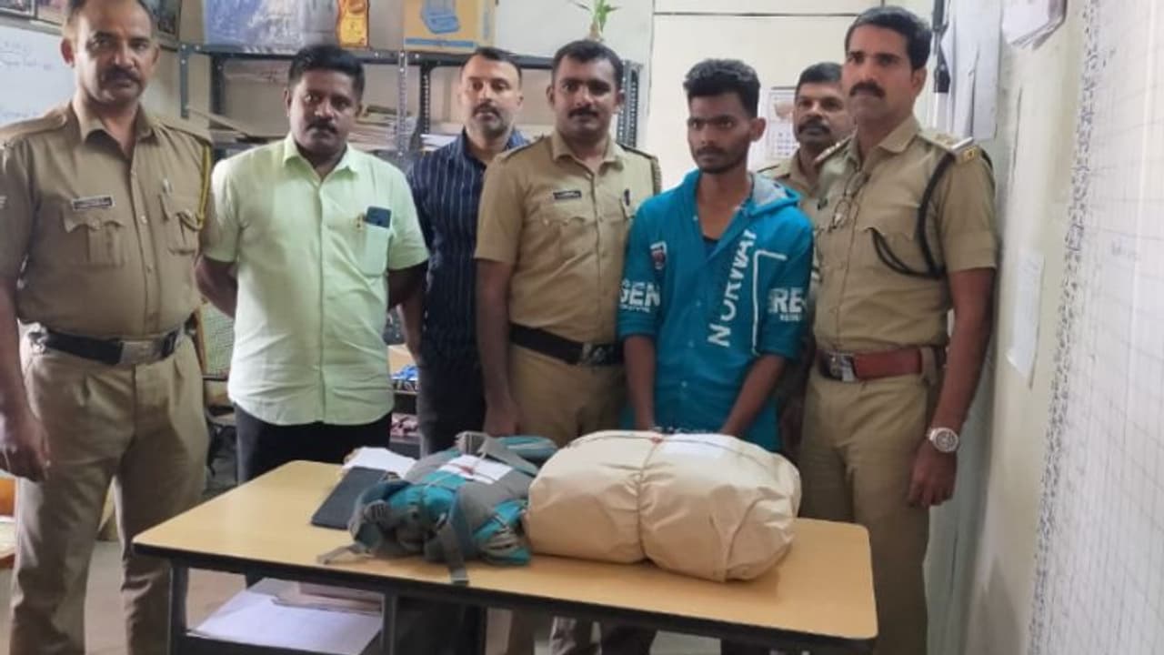 അടിമാലിയില് അഞ്ചേകാൽ കിലോ കഞ്ചാവുമായി 21കാരന് പിടിയില് അടിമാലിയില് അഞ്ചേകാൽ കിലോ കഞ്ചാവുമായി 21കാരന് പിടിയില്