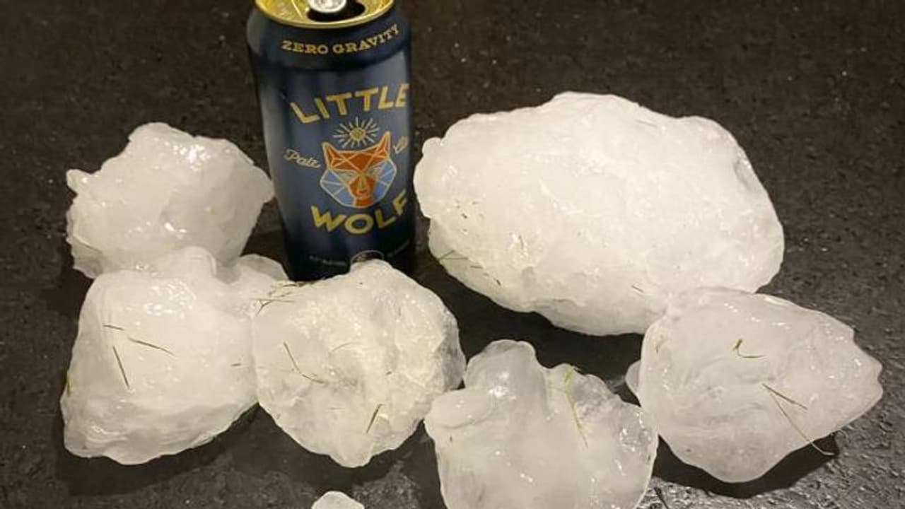 ഭീമൻ ഐസ്‍ കഷ്‍ണം അടർന്നു വീണു, വീടിൻറെ മേൽക്കൂര തകർന്നു, വിമാനത്തിൽ നിന്നും വീണതായി കരുതുന്നുവെന്ന് കുടുംബം