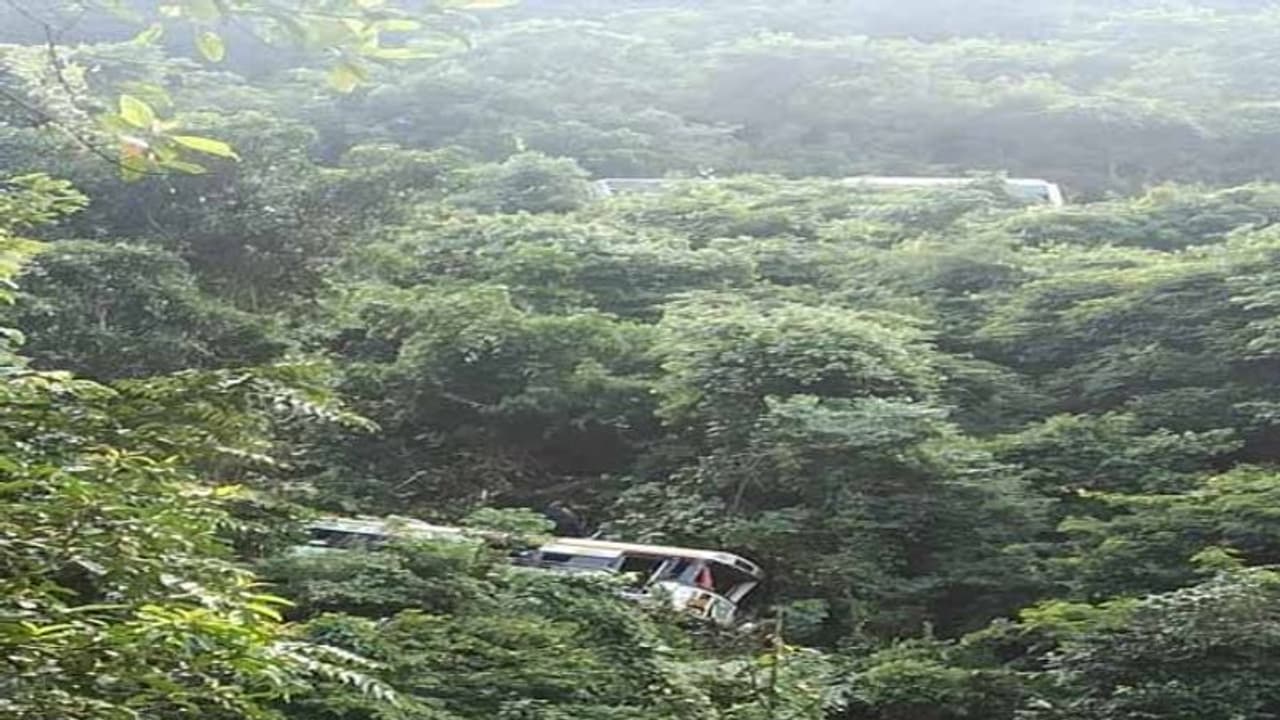 పాడేరు బస్సు ప్రమాదం: నాలుగుకు పెరిగిన మృతుల సంఖ్య.. సీఎం జగన్ దిగ్భ్రాంతి పాడేరు బస్సు ప్రమాదం: నాలుగుకు పెరిగిన మృతుల సంఖ్య.. సీఎం జగన్ దిగ్భ్రాంతి