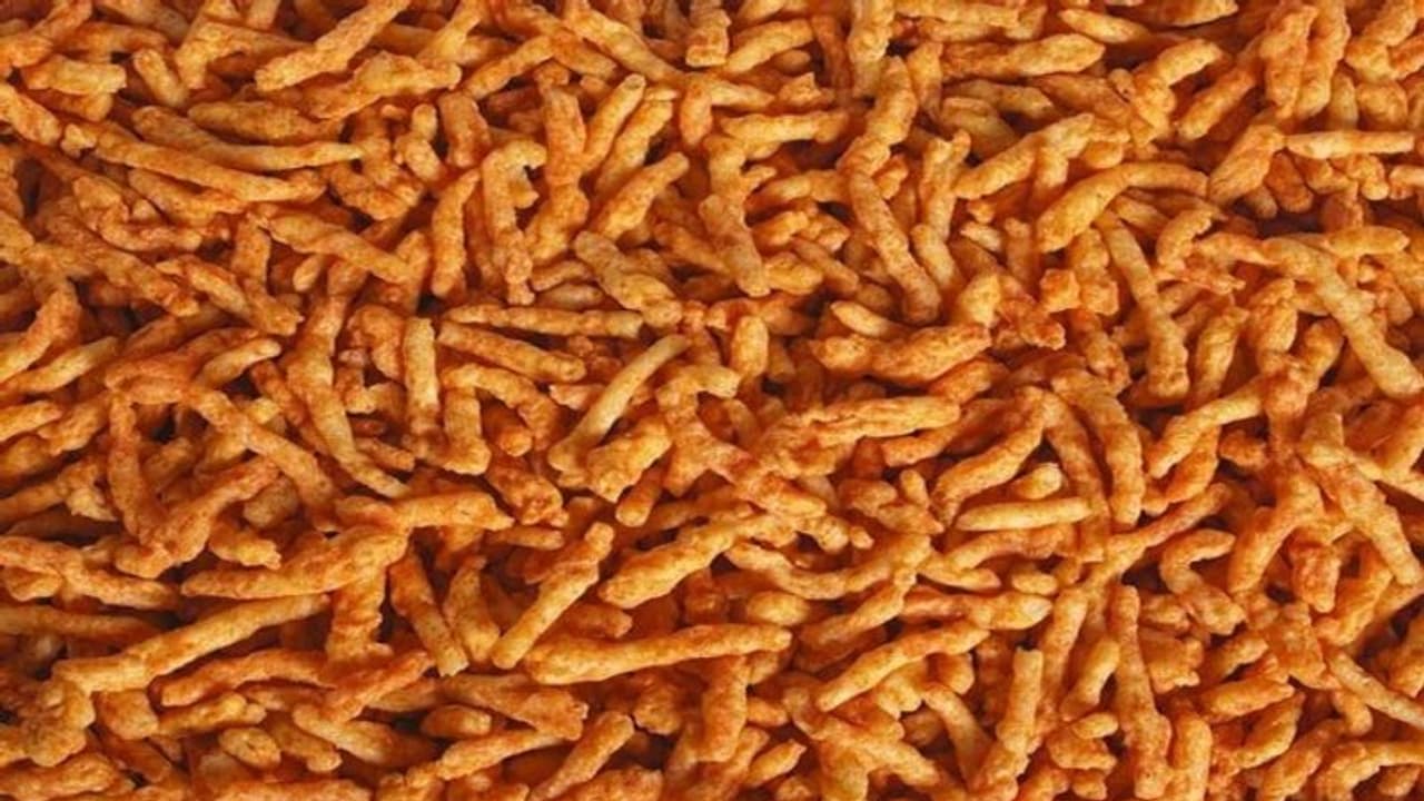 कुरकुरे की ऐसी रेसिपी देखकर कान पकड़ लेंगे आप, देखें Viral Video 