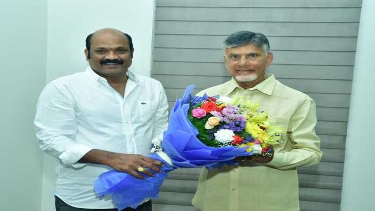 టీడీపీలోకి యార్లగడ్డ: చంద్రబాబుతో వెంకటరావు భేటీ టీడీపీలోకి యార్లగడ్డ: చంద్రబాబుతో వెంకటరావు భేటీ