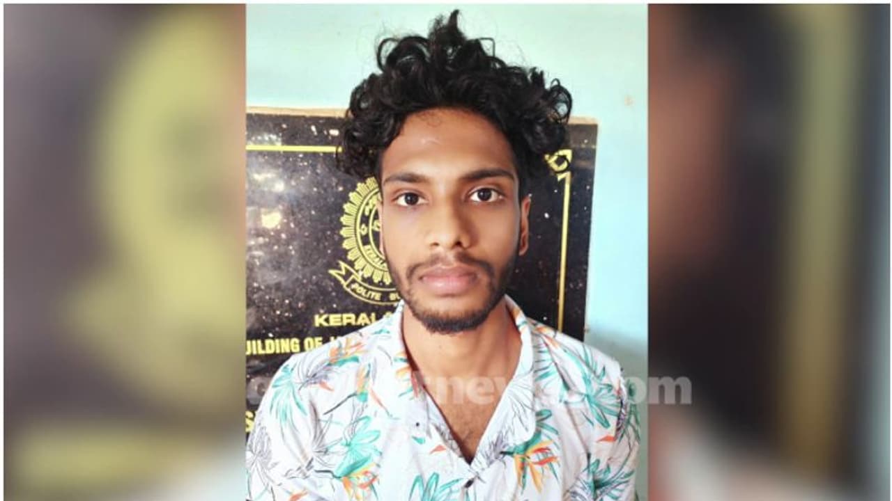 തിയേറ്ററിനുള്ളിലെ ഇരുട്ടിൽ പെണ്കുട്ടിക്ക് നേരെ ലൈംഗികാതിക്രമം, സീറ്റിന് പുറകിലൂടെ കടന്നുപിടിച്ചു, അറസ്റ്റ് തിയേറ്ററിനുള്ളിലെ ഇരുട്ടിൽ പെണ്കുട്ടിക്ക് നേരെ ലൈംഗികാതിക്രമം, സീറ്റിന് പുറകിലൂടെ കടന്നുപിടിച്ചു, അറസ്റ്റ്