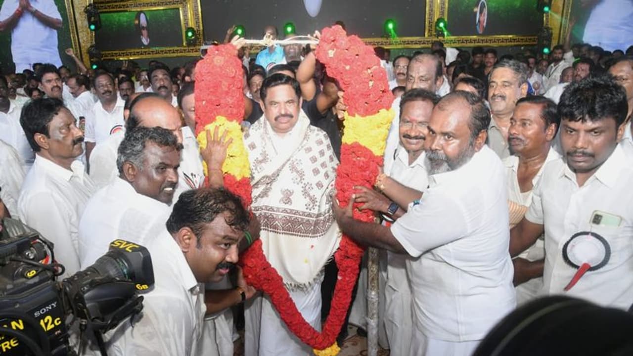 அலைமோதும் கூட்டம்... அலப்பறை கிளப்பும் அதிமுக பொதுக்குழு கூட்டம் நேரலை இதோ அலைமோதும் கூட்டம்... அலப்பறை கிளப்பும் அதிமுக பொதுக்குழு கூட்டம் நேரலை இதோ