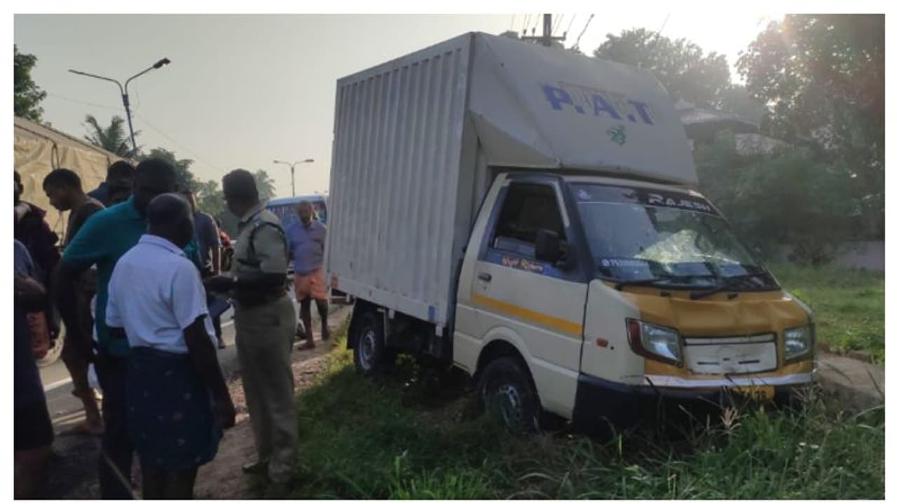 ഡ്രൈവർ ഉറങ്ങിപ്പോയി, റോഡ് മുറിച്ചു കടക്കുന്ന രണ്ട് സ്ത്രീകളെ പിക്കപ്പ് വാൻ ഇടിച്ചു തെറിപ്പിച്ചു; ദാരുണാന്ത്യം ഡ്രൈവർ ഉറങ്ങിപ്പോയി, റോഡ് മുറിച്ചു കടക്കുന്ന രണ്ട് സ്ത്രീകളെ പിക്കപ്പ് വാൻ ഇടിച്ചു തെറിപ്പിച്ചു; ദാരുണാന്ത്യം