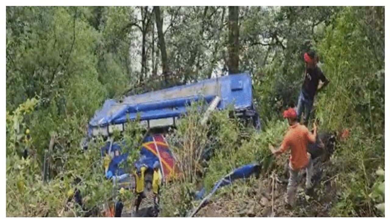 തീർഥാടകർ സഞ്ചരിച്ച ബസ് കൊക്കയിലേക്ക് കൂപ്പുകുത്തി, 7 മരണം, 27 പേർക്ക് പരിക്ക്