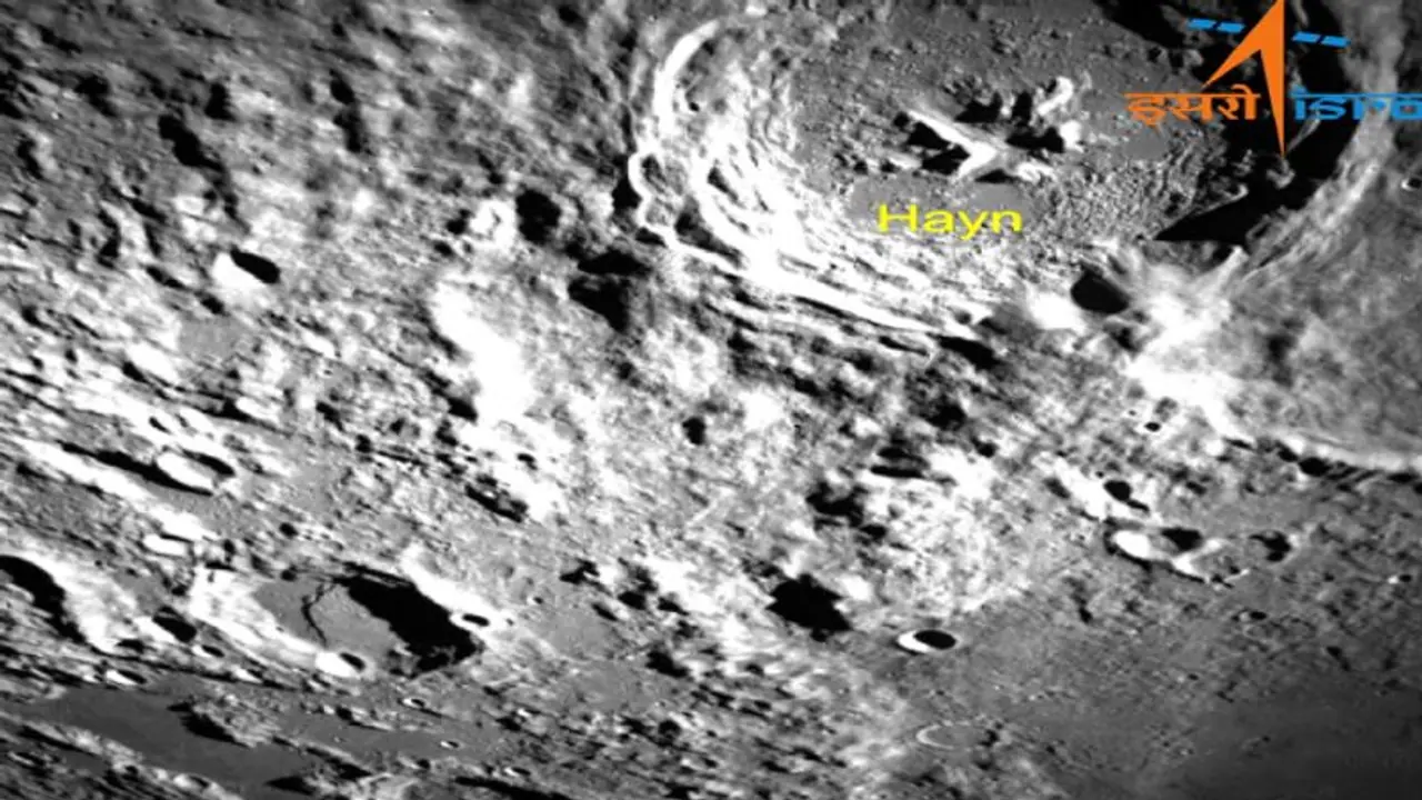 நிலவை நெருங்கிய சந்திரயான் 3; வைரலாகும் விக்ரம் லேண்டர் கேமரா அனுப்பிய புகைப்படங்கள்!! நிலவை நெருங்கிய சந்திரயான் 3; வைரலாகும் விக்ரம் லேண்டர் கேமரா அனுப்பிய புகைப்படங்கள்!!